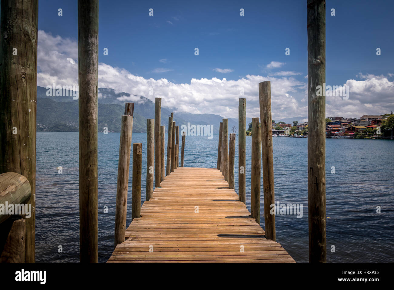 Kleine hölzerne Pier am Atitlan See - San Pedro la Laguna, Guatemala Stockfoto