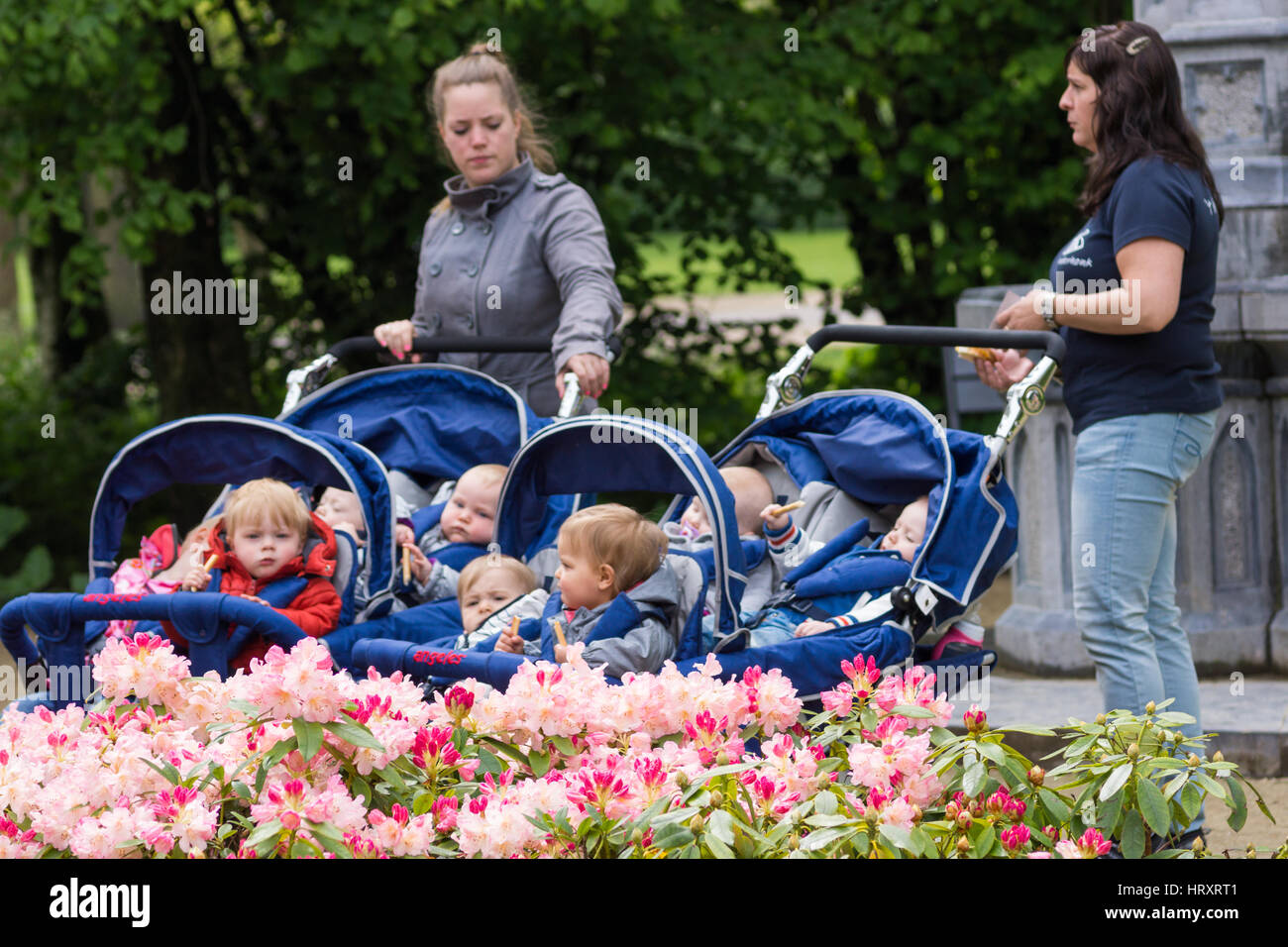 Nanny / Au pair mit mehreren Kindern Wandern in Amsterdam, Niederlande Stockfoto