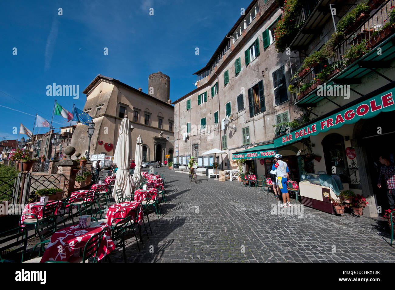 Nemi, im Hintergrund Palazzo Ruspoli und der Runde Turm, Latium, Italien Stockfoto