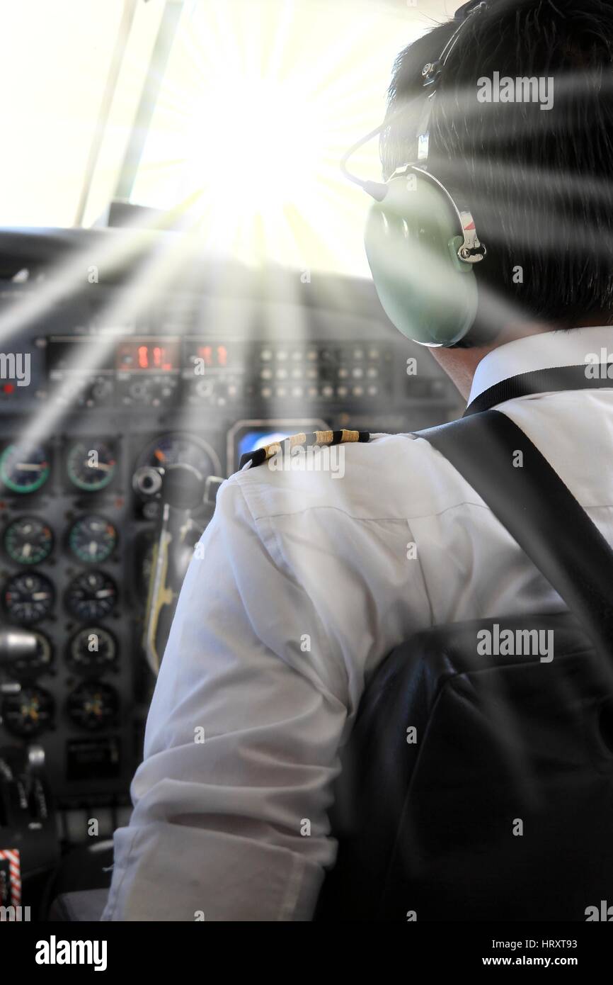 Ein Pilot im Cockpit von einem Laserpointer geblendet Stockfoto