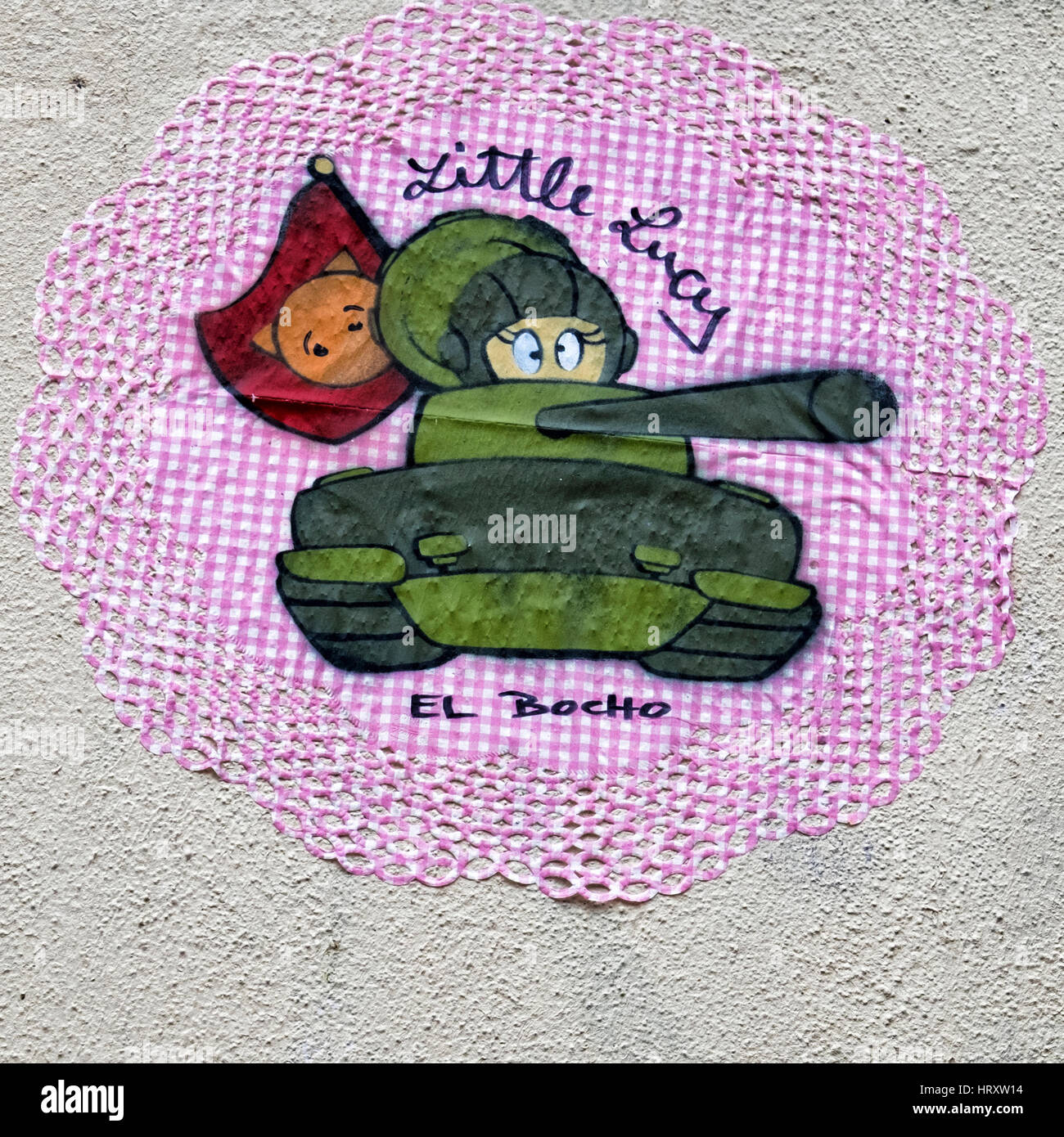 Berlin, Prenzlauer Berg. Streetart von El Bocho Little Lucy in einem Tank töten ihre Katze-Serie Stockfoto