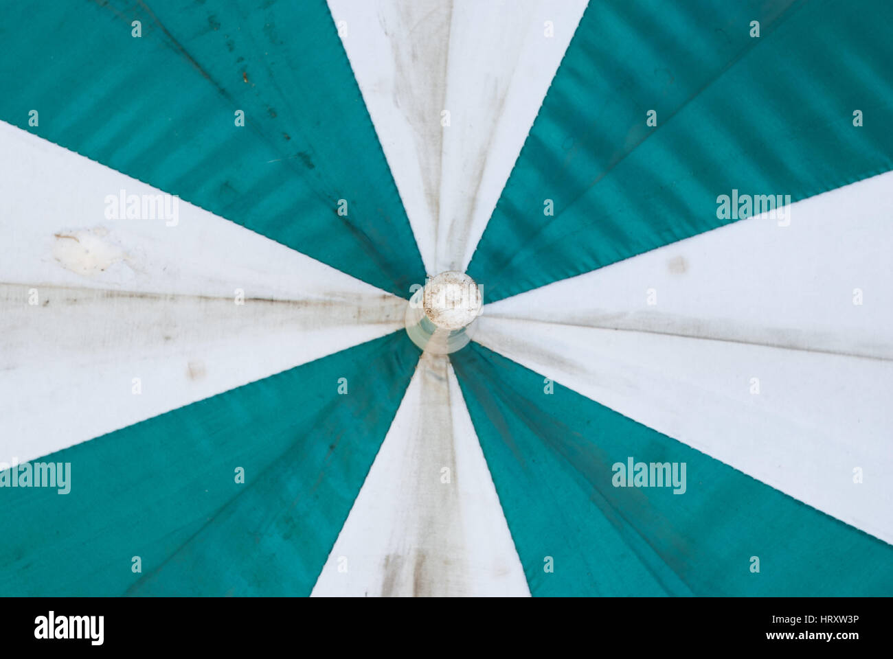 Nahaufnahme, alte Flecken weiße und grüne Regenschirm Stockfoto