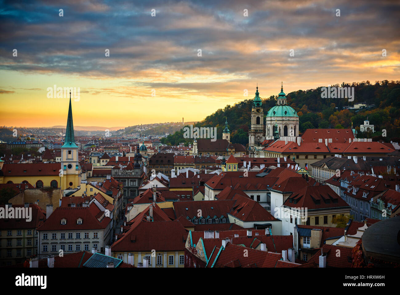 Sonnenuntergang in Prag mit St.-Nikolaus-Kirche im Blick Stockfoto