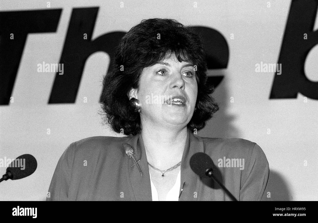 Christine Crawley, Labour party Mitglied des Europäischen Parlaments für Birmingham Osten, spricht auf einer Pressekonferenz die Labour-Partei-Politik im Bereich Gesundheit in London, England am 6. Dezember 1990 zu starten. Stockfoto