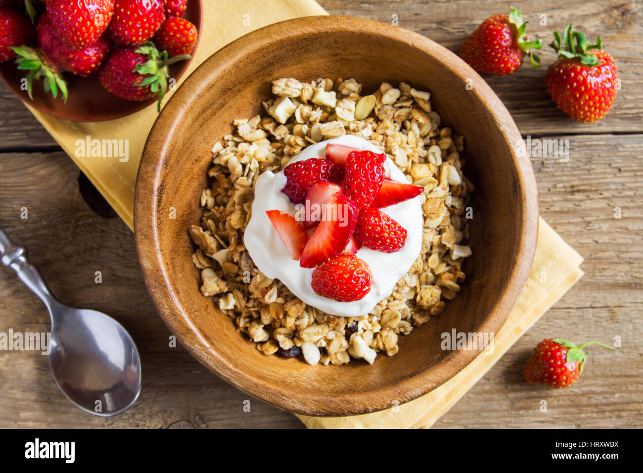 Hausgemachtem Müsli mit Joghurt und Erdbeeren für gesundes Frühstück Stockfoto