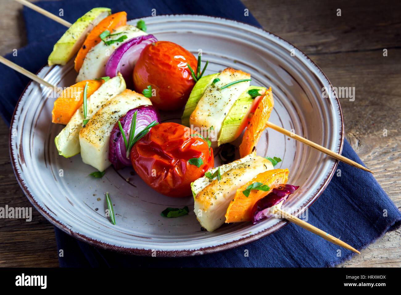 Halloumi-Käse und Gemüse gegrillte Spieße auf Platte mit Gewürzen und  Kräutern hautnah - gesunde vegetarische vegane Diät Grill gegrillte Gemüse  Zuhause Stockfotografie - Alamy