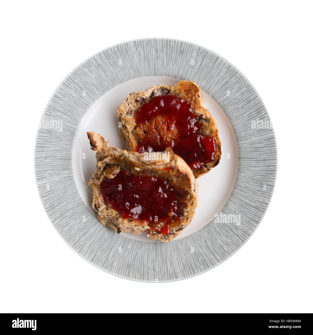 Platte mit zwei heißen gerösteten Laugenstangen mit Marmelade auf einem weißen Hintergrund Stockfoto