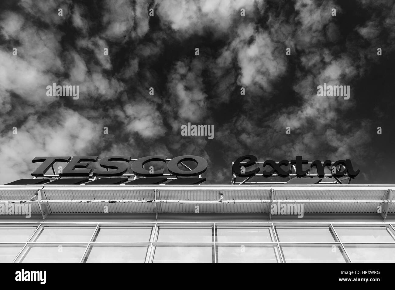 Tesco Extra Store anmelden Satz gegen fleckige Himmel in Monochrom Stockfoto