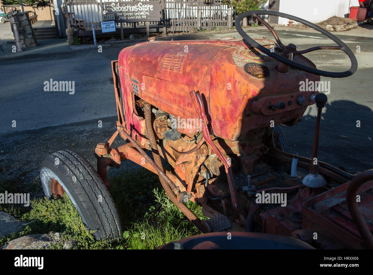 Alte rote internationale 300 Dienstprogramm Traktor im Hearst Ranch Weingut Old San Simeon Village Stockfoto