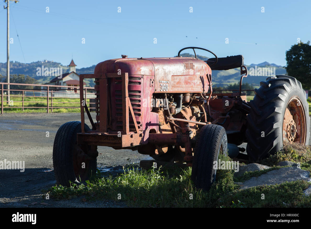 Alte rote internationale 300 Dienstprogramm Traktor im Hearst Ranch Weingut Old San Simeon Village Stockfoto