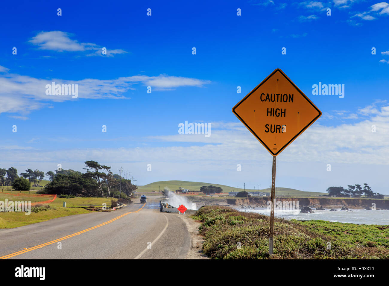 Vorsicht hohe Brandung Warnschild am Straßenrand der berühmten Highway 1 auf der zentralen Küste von Kalifornien USA Stockfoto