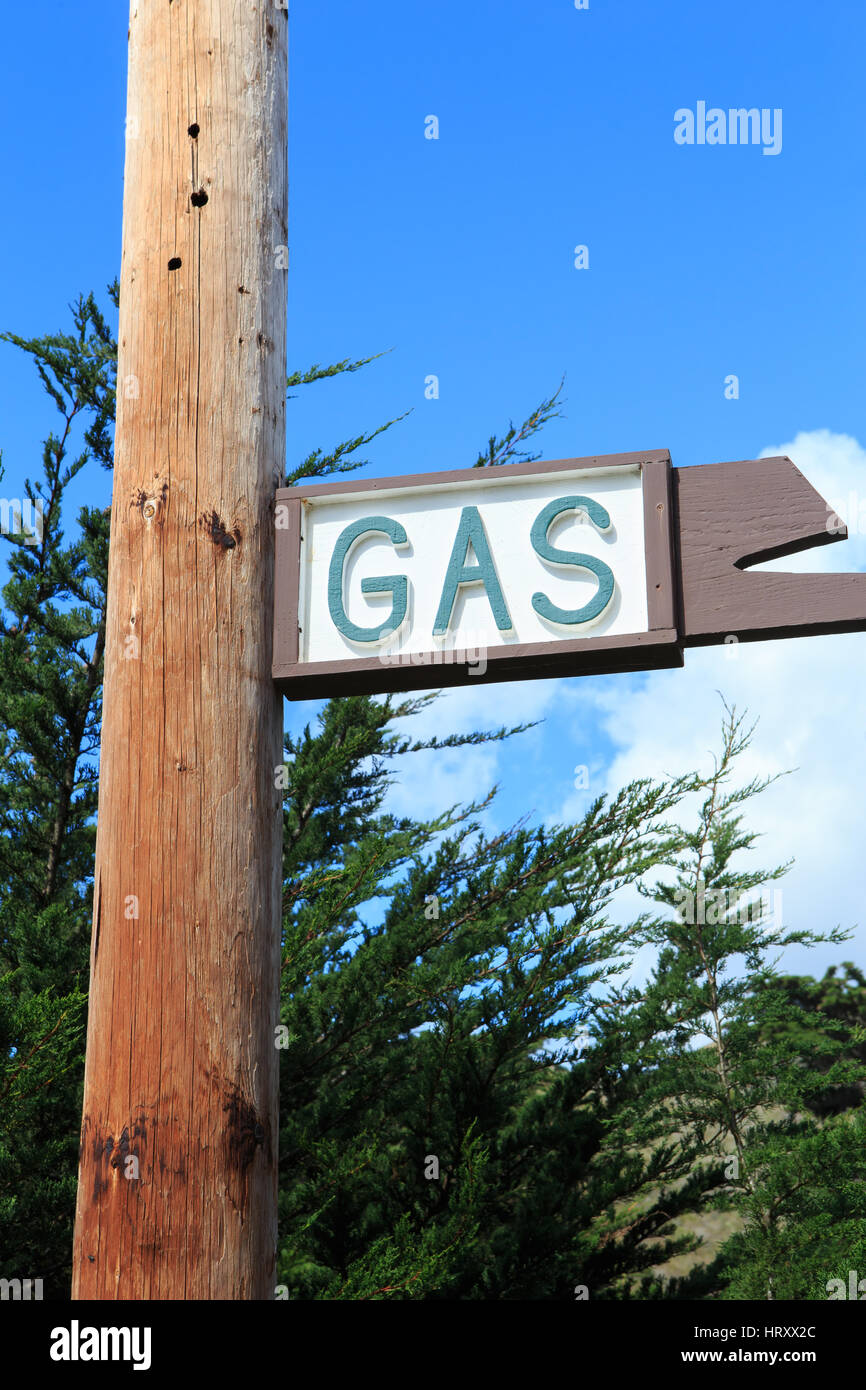 Altes hölzerner Gasschild auf einem Holzmast Stockfoto