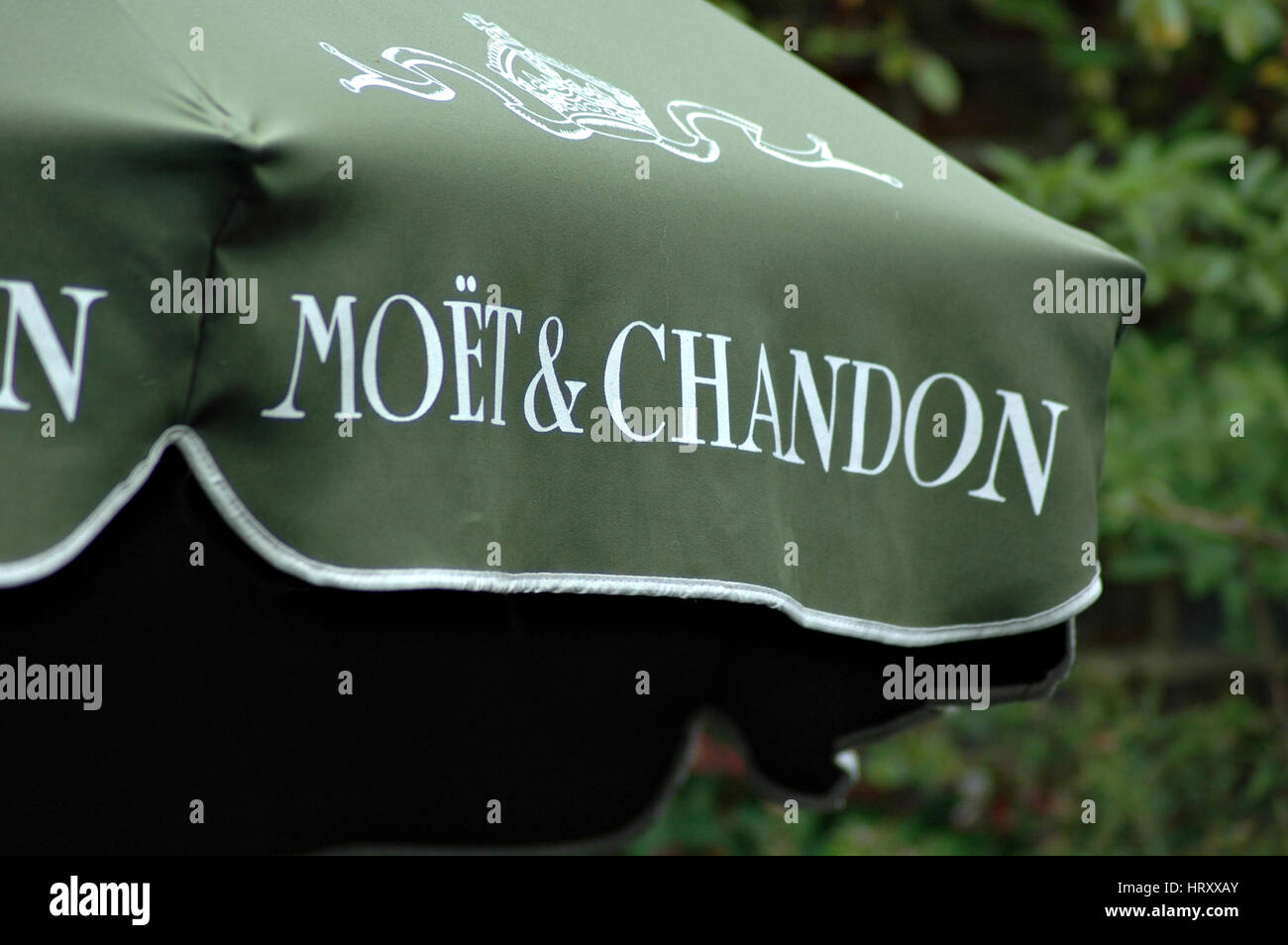 Ein Moet & Chandon Regenschirm Stockfotografie - Alamy