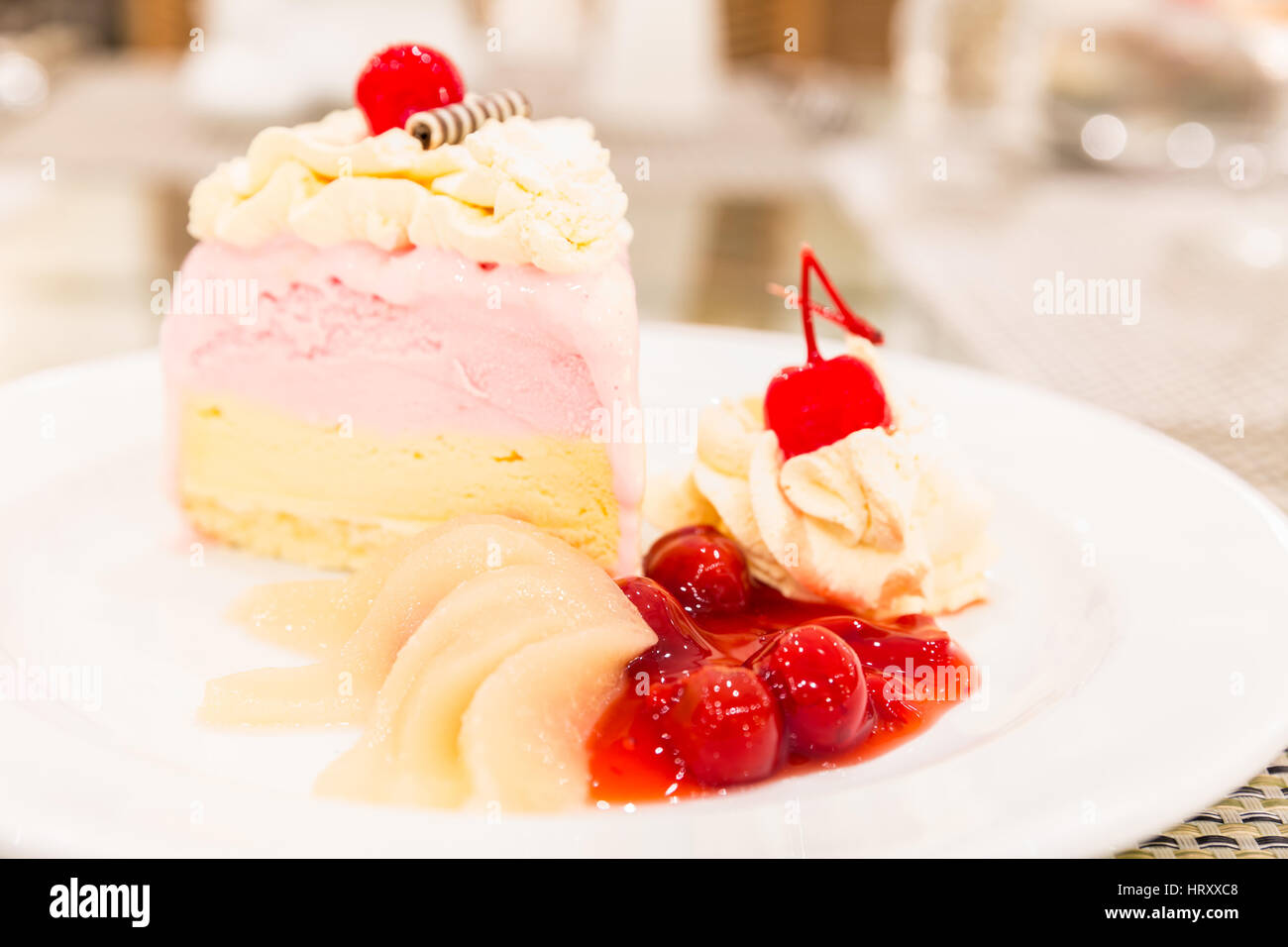 Erdbeer Eis Kuchen mit Obst Stockfoto