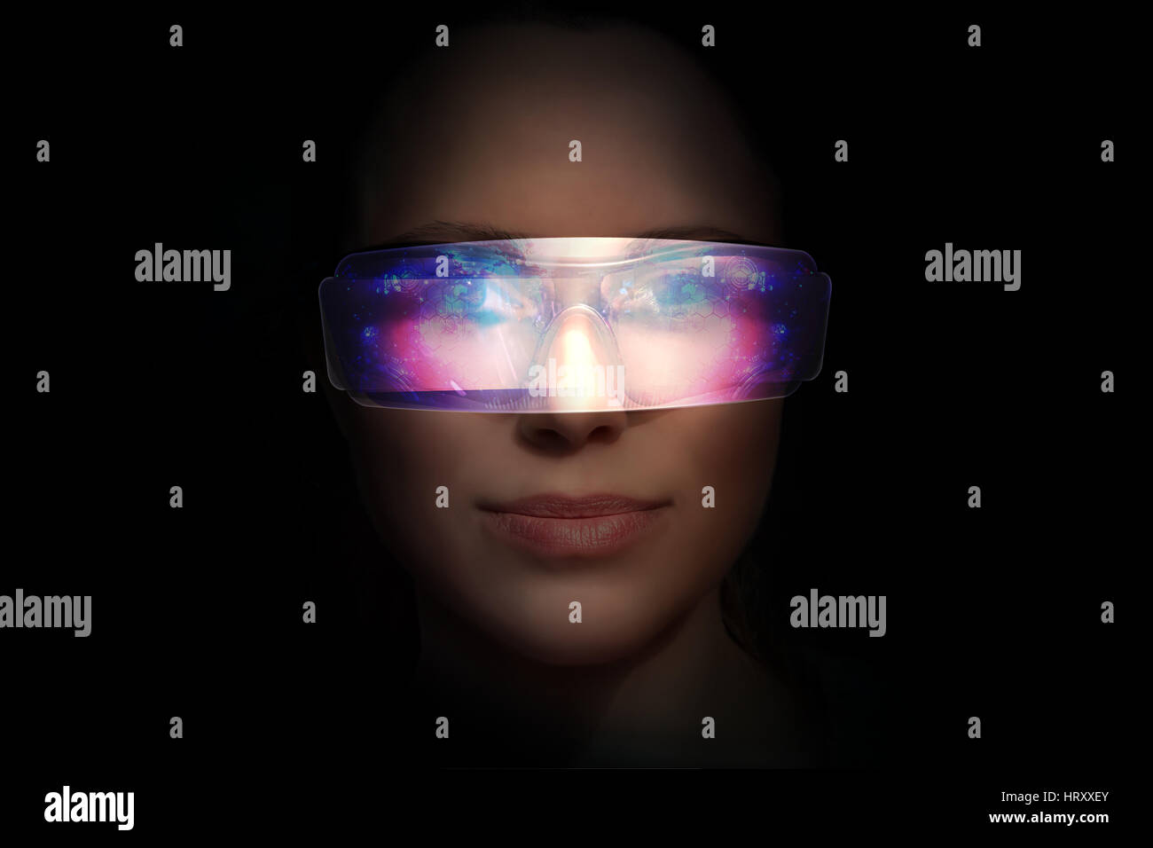 Close-up Portrait von junge und schöne Frau mit der virtuellen futuristische Brille (Technologie-Konzept). Holografische virtuelle Schnittstelle und junge Frau Stockfoto