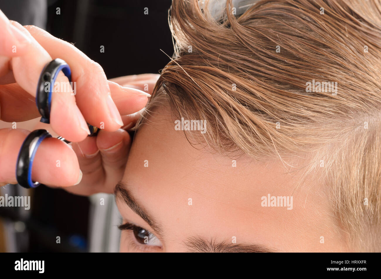 Junge Männer bei professionellen Friseur, Friseur Stockfoto