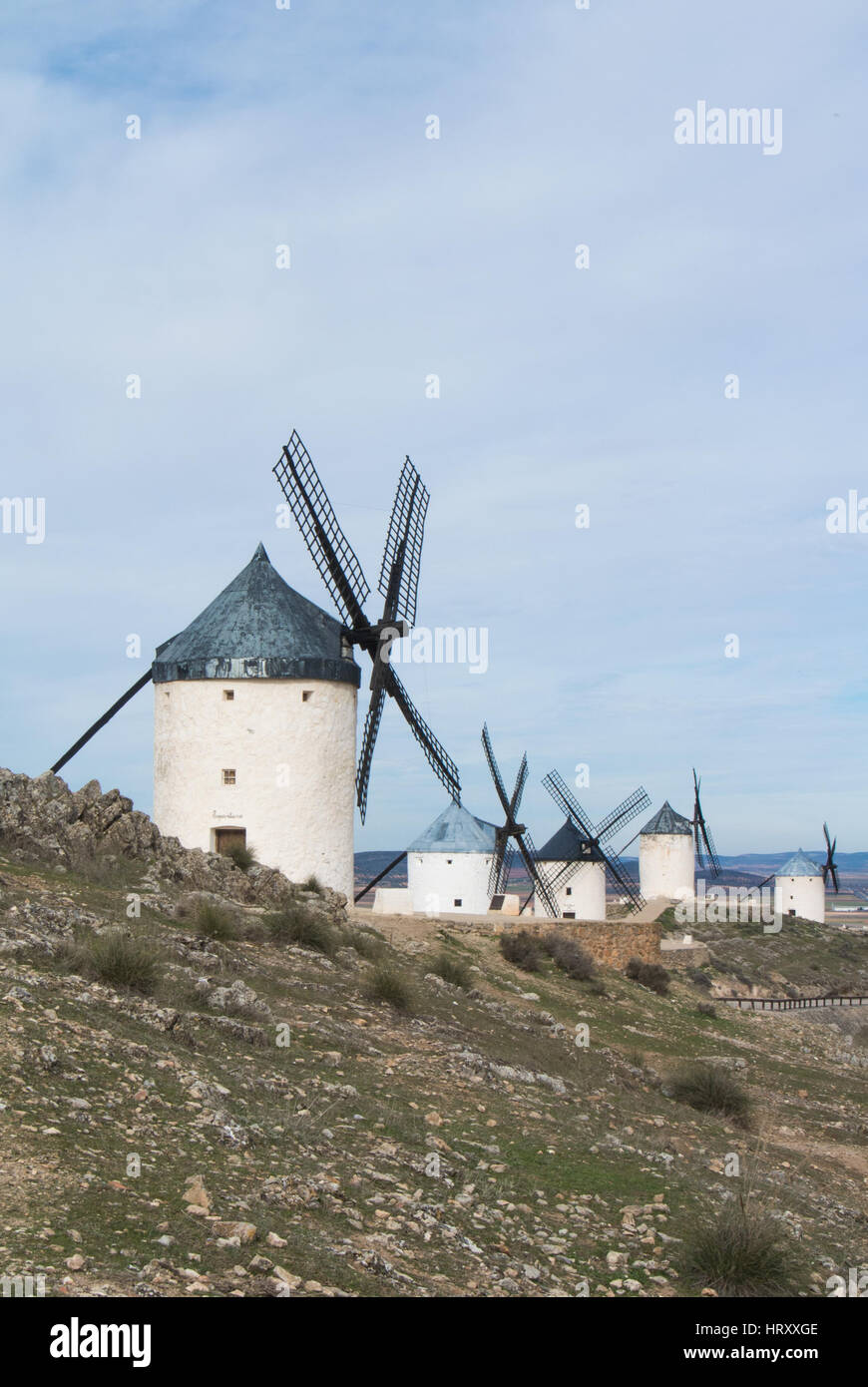 Weiß, die alten Windmühlen auf dem Hügel in der Nähe von Consuegra (Castilla La Mancha, Spanien), ein Symbol der Region und Reisen von Don Quijote (Alonso Quijano) auf wolkig Stockfoto