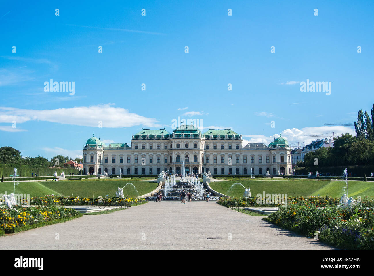 Wien, Österreich - 29. Juli 2016: Ein Blick auf Schloss Belvedere in Wien (Österreich) und seinen Garten auf sonnigen Sommertag. Stockfoto