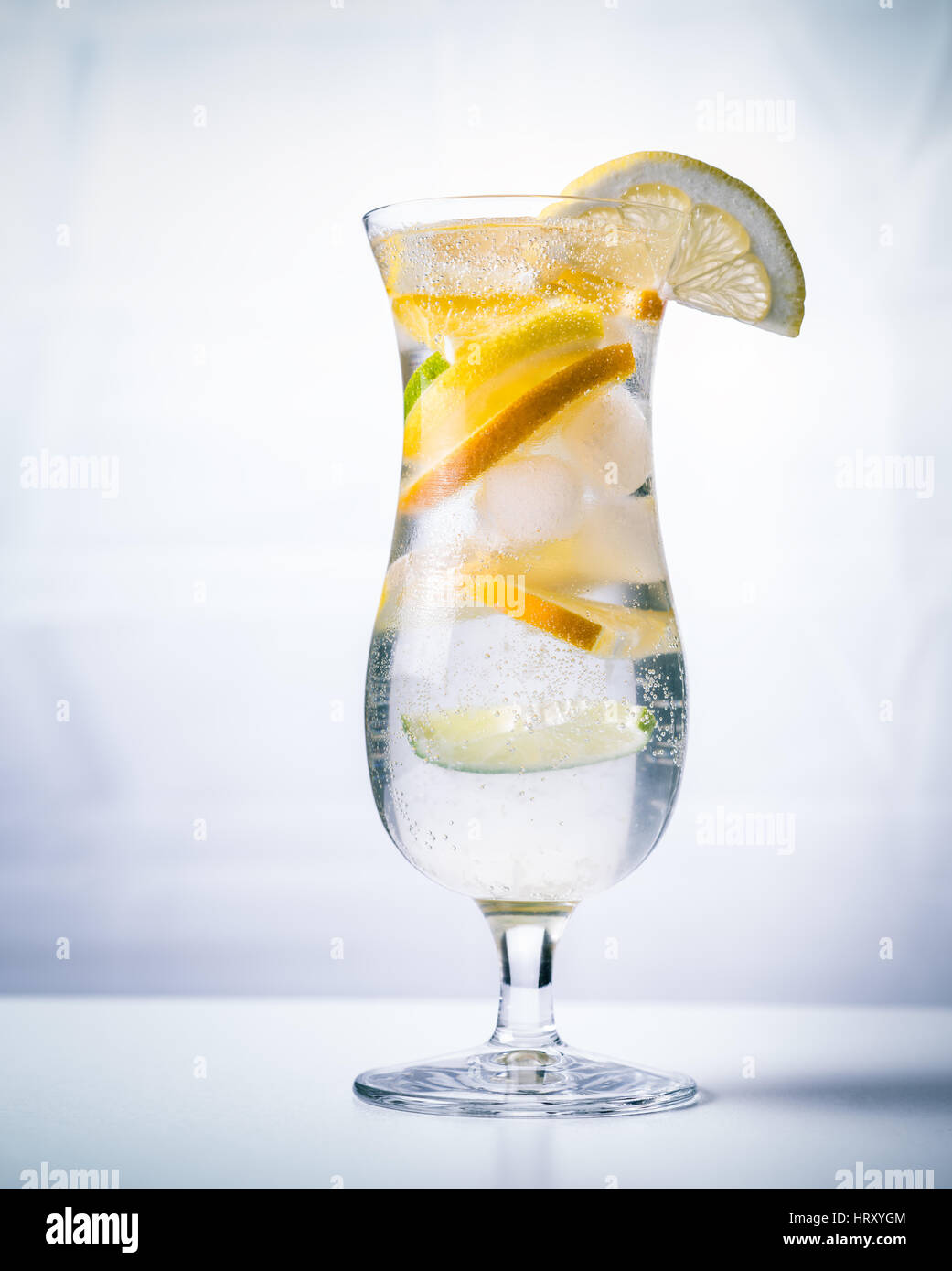 Erfrischende Getränke mit Limone, Zitrone und orange Stockfoto
