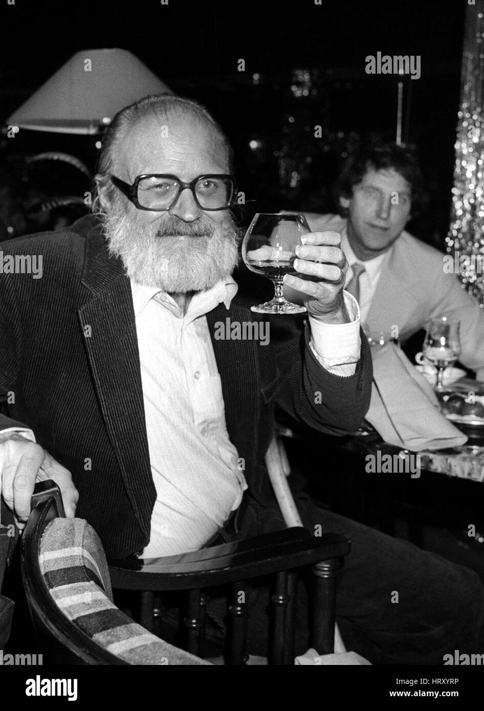 OLLE HELLBOM Direktor der schwedischen Pippi Langstrumpf Filme feiert mit einem Brandy bei der alljährlichen Gala der schwedische Film 1981 Stockfoto