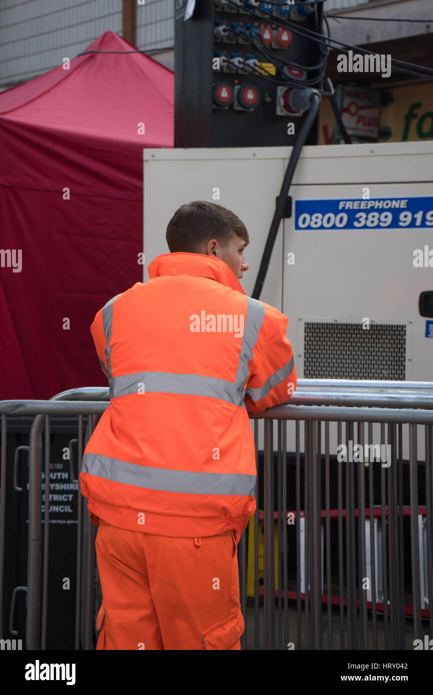 Swadlincote Feinschmeckerfest, Mann in High-vis Stockfoto