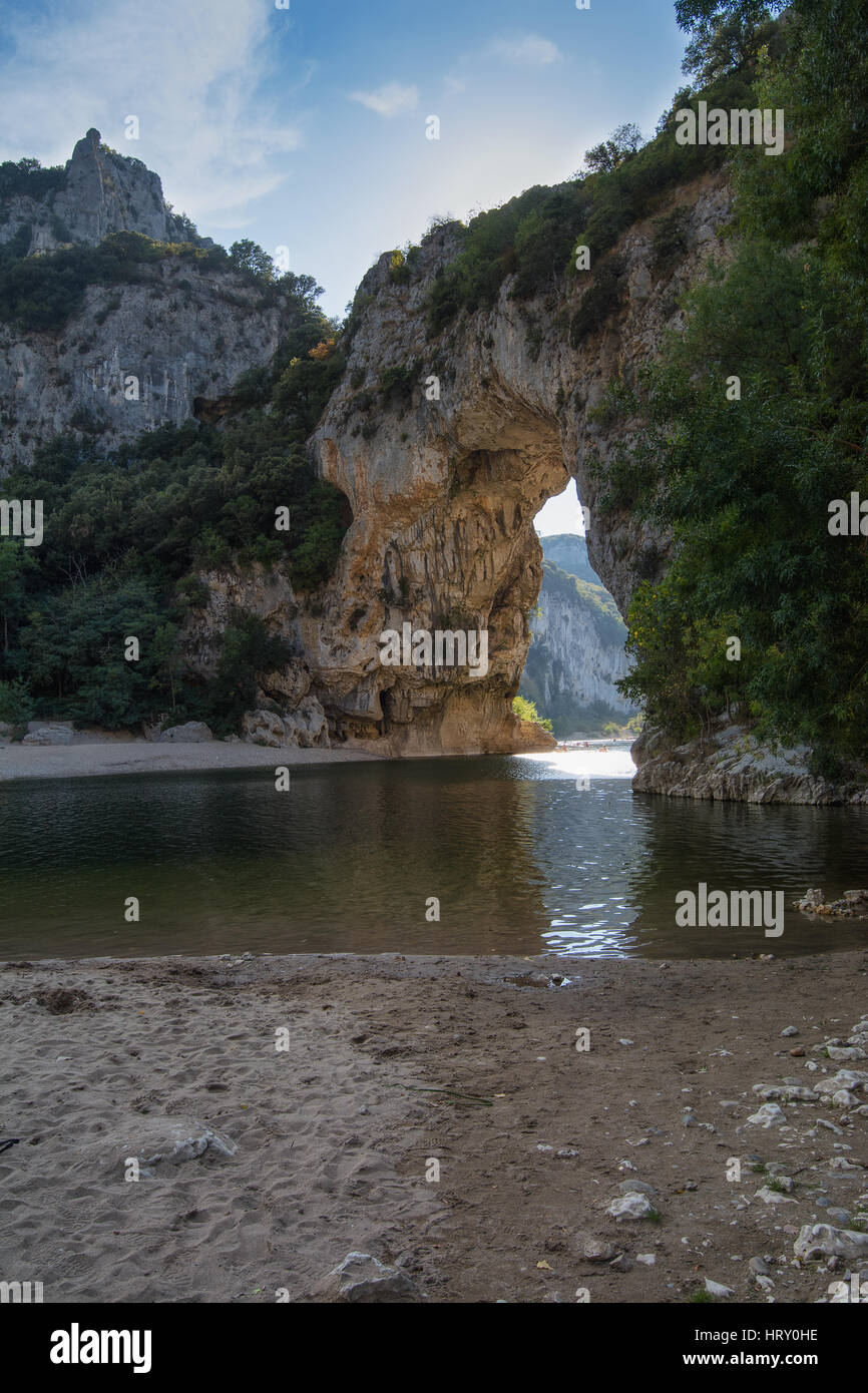 Der Pont d ' Arc ist eine große natürliche Brücke, befindet sich im Département Ardèche im Süden des Frankens. Der Bogen vom Fluss Ardèche ausgegliedert, ist 60 m Stockfoto