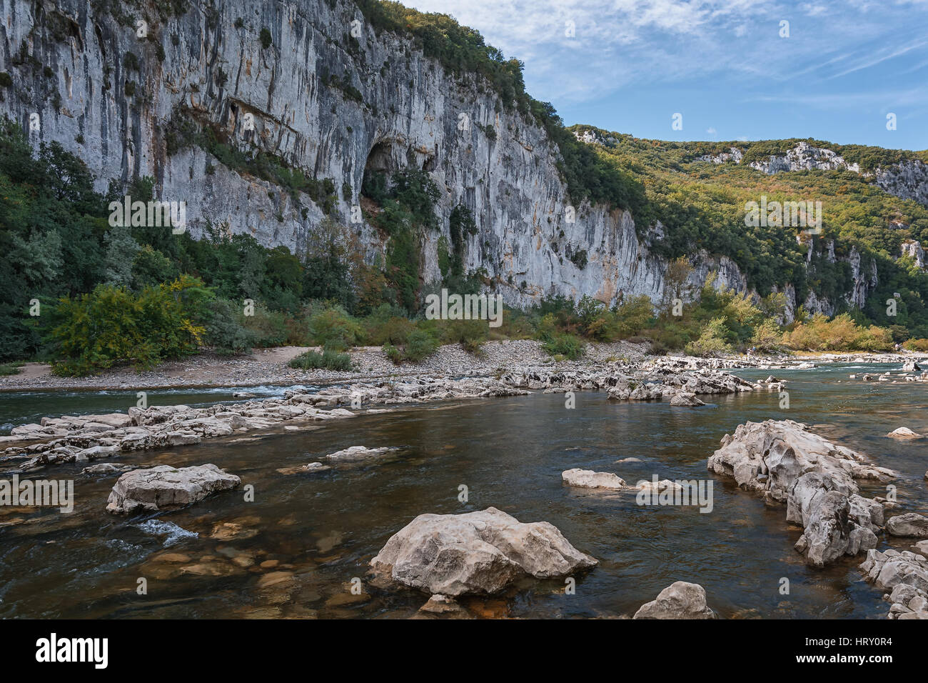 Der Gebirgsfluss mit schnelle Strömung. Stockfoto