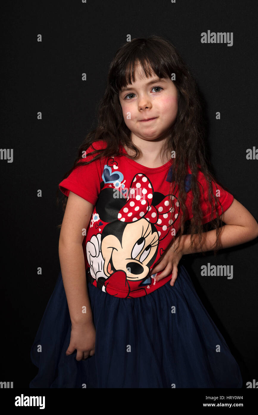 5 - Jahre altes Mädchen mit Mini Mouse t-shirt Stockfoto