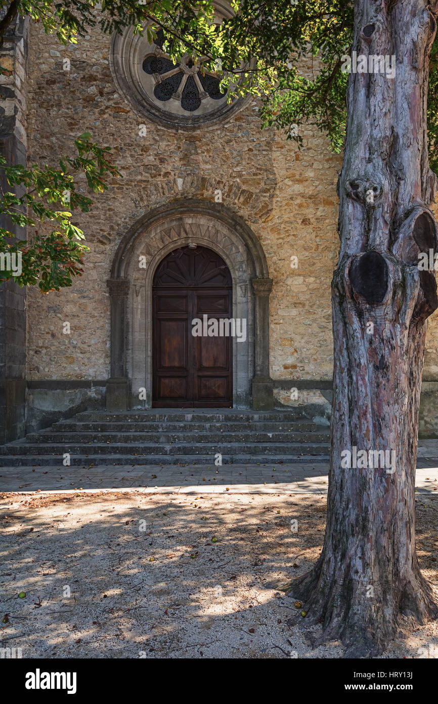 Eingang der Kirche in der Stadt von Vallon Pont d ' Arc, Frankreich. Stockfoto