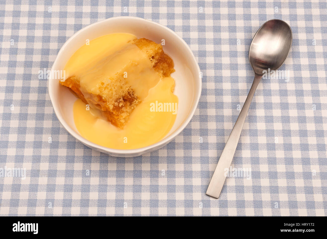Hausgemachte Golden Syrup Sponge Pudding mit Vanillesauce Stockfoto
