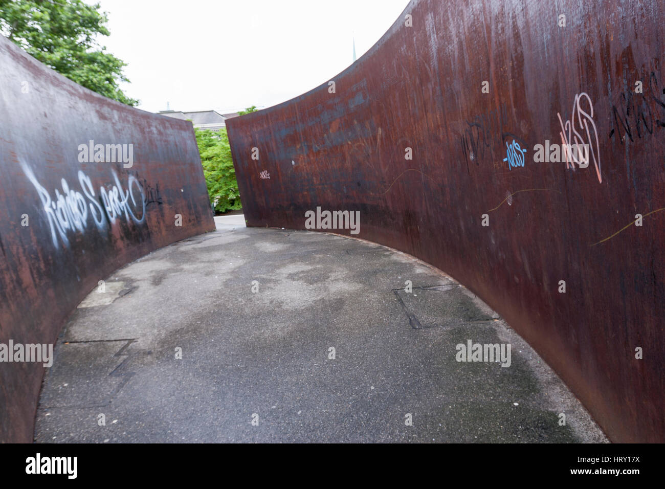 Richard Serra große Skulptur im öffentlichen Raum, Kreuzung, 1992, steht auf dem Theaterplatz, Basel, Schweiz Stockfoto