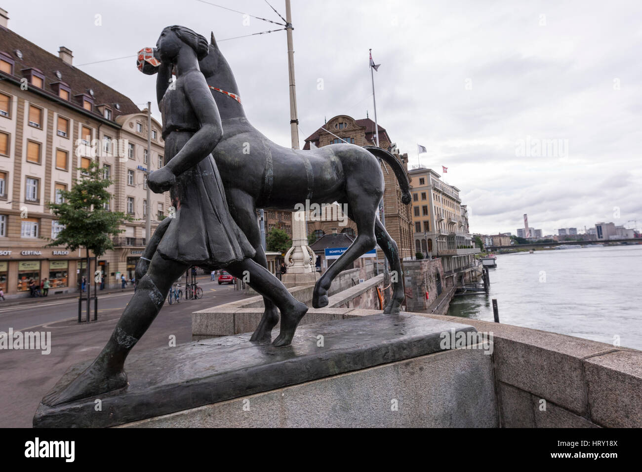 Skulptur Amazone mit Pferd von Künstler Carl Nathan Burckhardt, Mittlere Bruecke über den Rhein, Basel, Schweiz Stockfoto