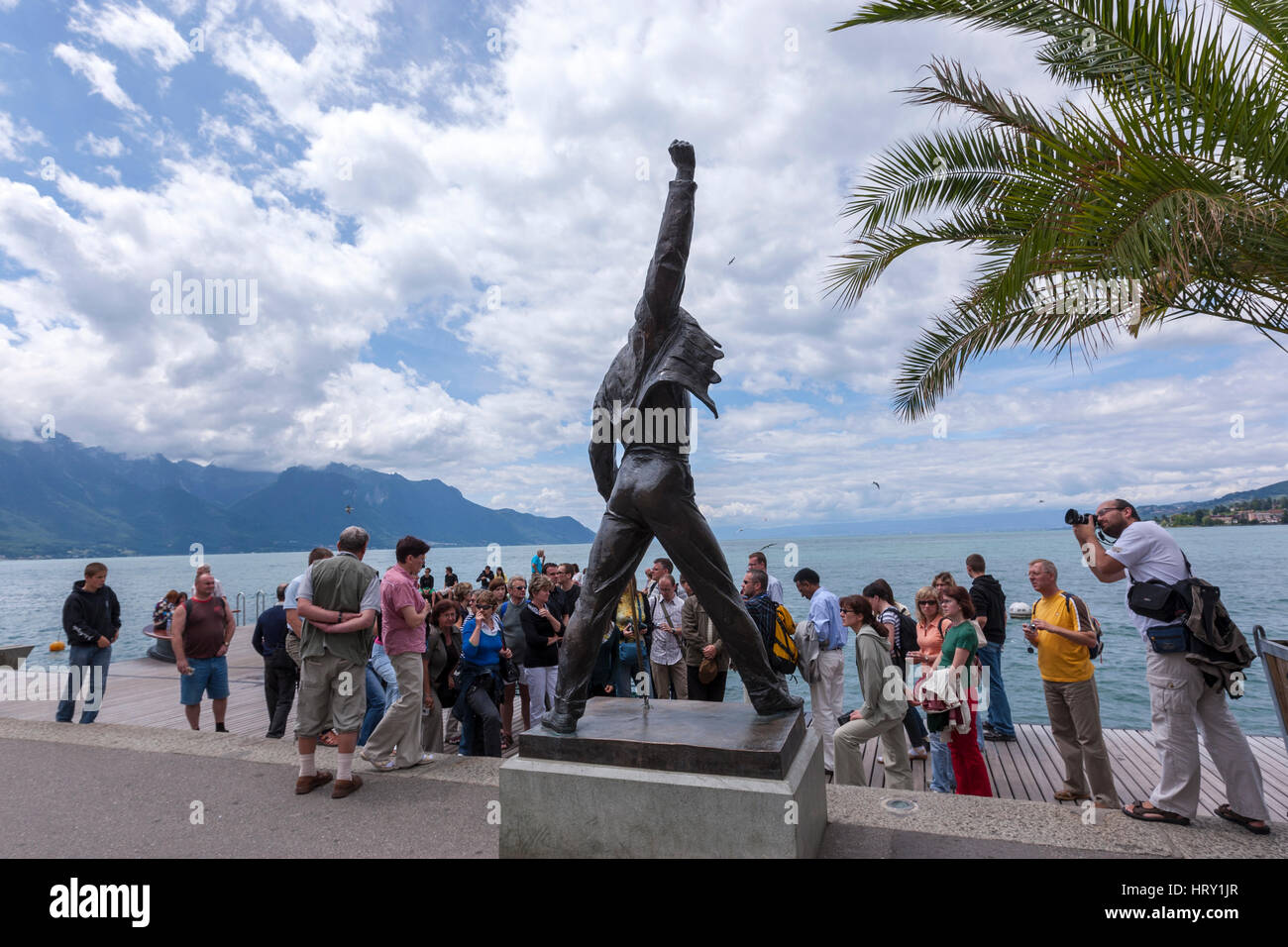 Touristen und die Freddie Mercury Statue des Künstlers Irena Sedlecka, am Marktplatz mit Blick auf den Genfer See. Montreux, Schweiz Stockfoto