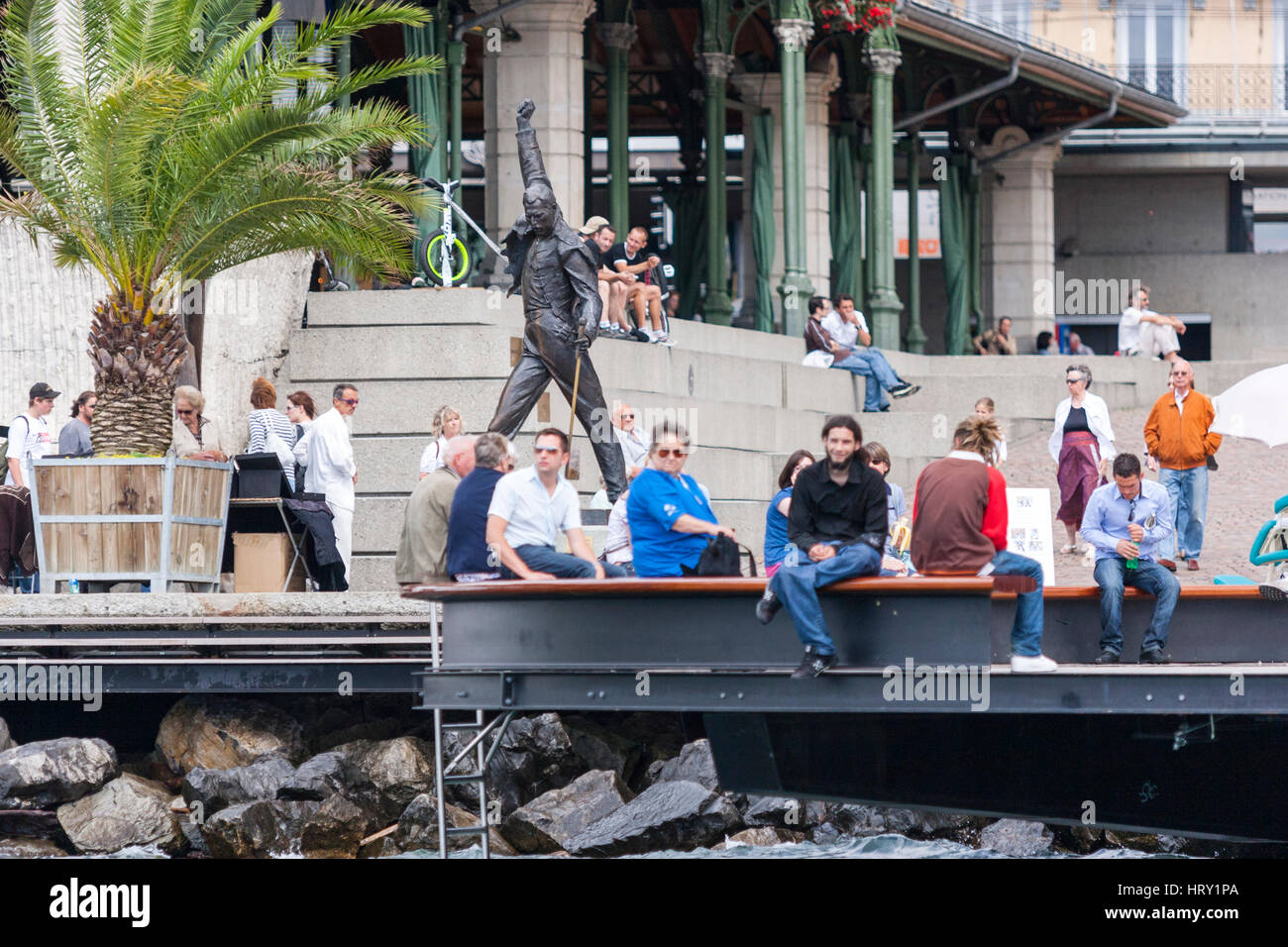 Touristen und die Freddie Mercury Statue des Künstlers Irena Sedlecka, am Marktplatz mit Blick auf den Genfer See. Montreux, Schweiz Stockfoto