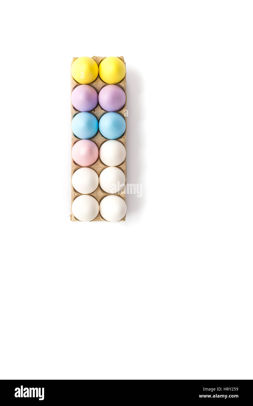Sieben Ostern Eiern gefärbt lila, gelb. Blau und rosa und fünf weißen Hühnereier in einem Tan Karton von oben mit weißem Hintergrund. Kopieren Sie Raum. Stockfoto
