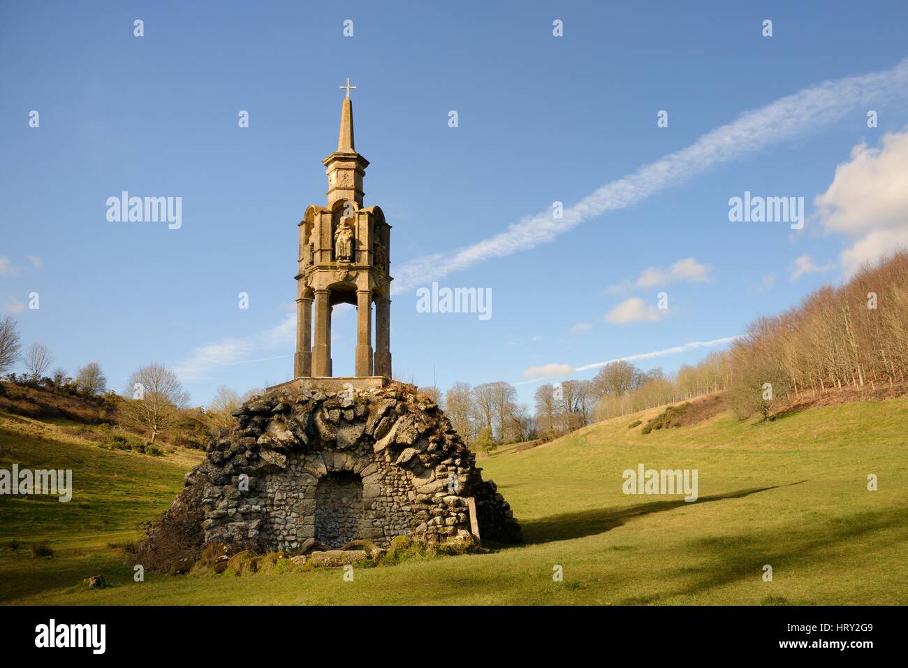 St.-Petri Pumpe, eine Wasserpumpe und Grotte über eine natürliche Quelle an der Quelle des Flusses Stour in sechs Brunnen unten Tal, Stourhead, Wiltshire, UK Stockfoto