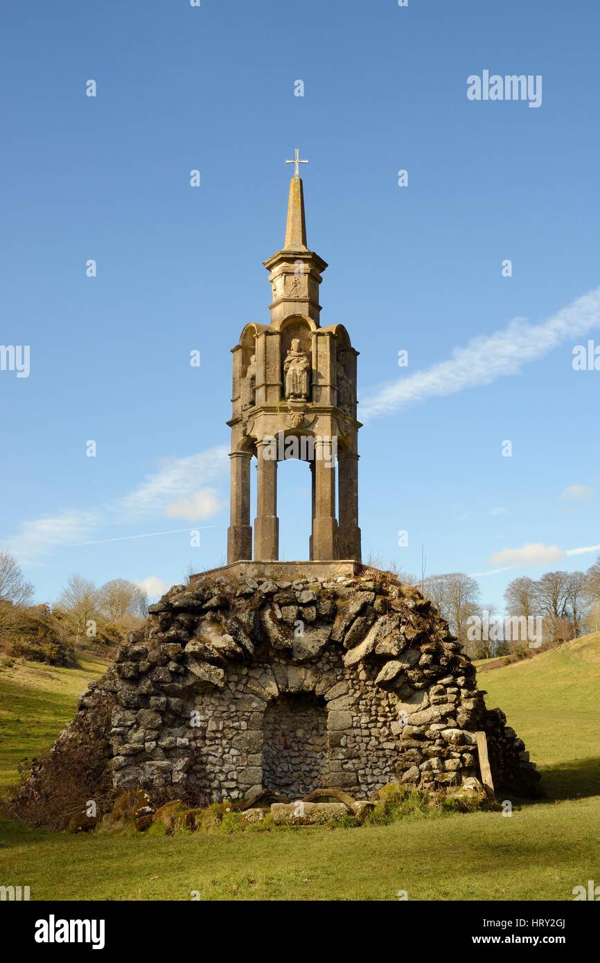 St.-Petri Pumpe, eine Wasserpumpe und Grotte über eine natürliche Quelle an der Quelle des Flusses Stour in sechs Brunnen unten Tal, Stourhead, Wiltshire, UK Stockfoto