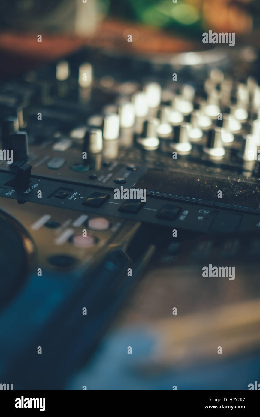 professionelles Mischpult Controller am Strand ** Hinweis: flacher Schärfentiefe Stockfoto