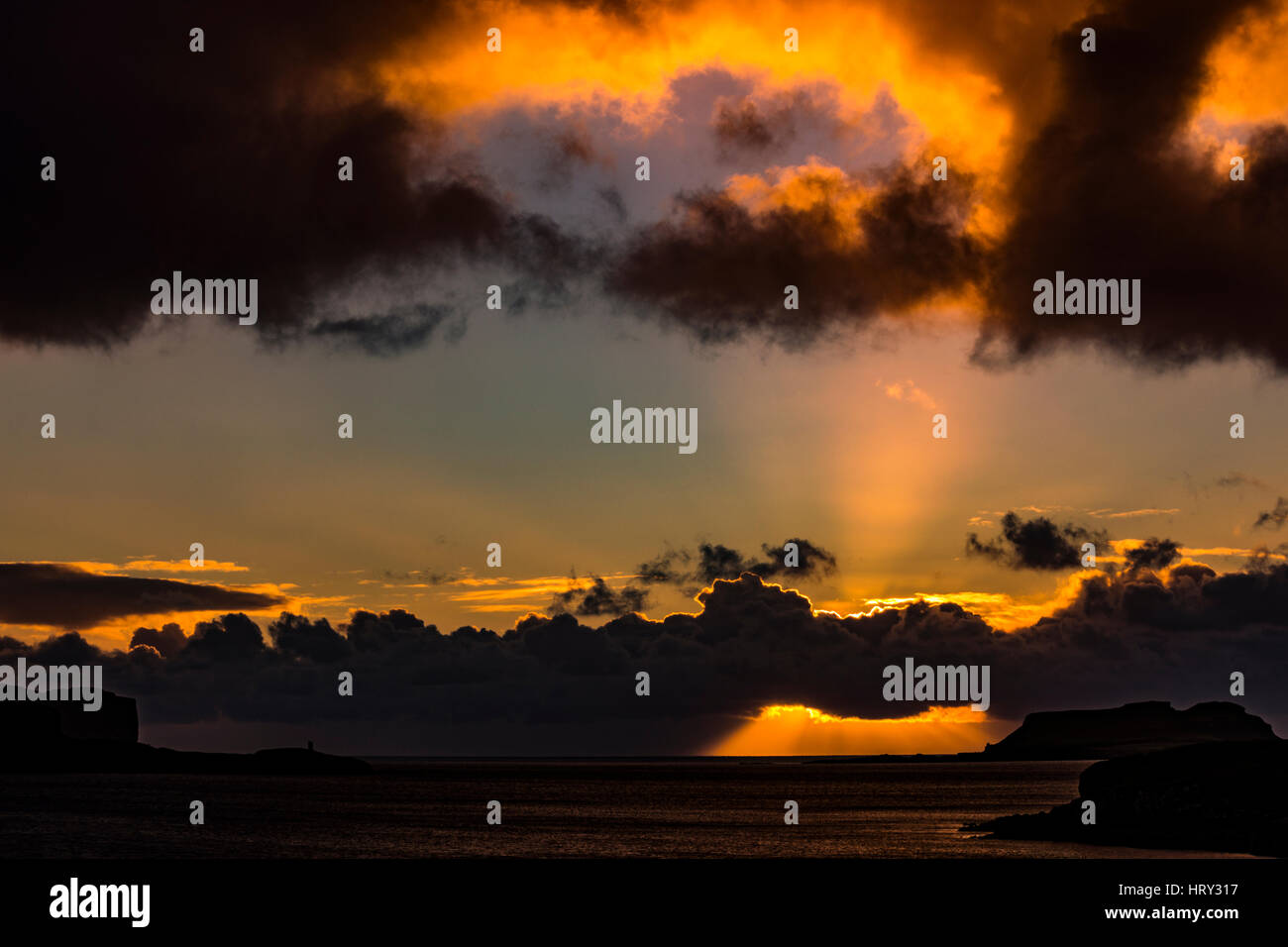 Sonnenuntergang mit Dämmerlicht über Loch Beag, Isle Of Skye, Blick auf das Ullinish Punkt, Bracdale Punkt, Ardtreck Punkt und Insel Oronsay Stockfoto