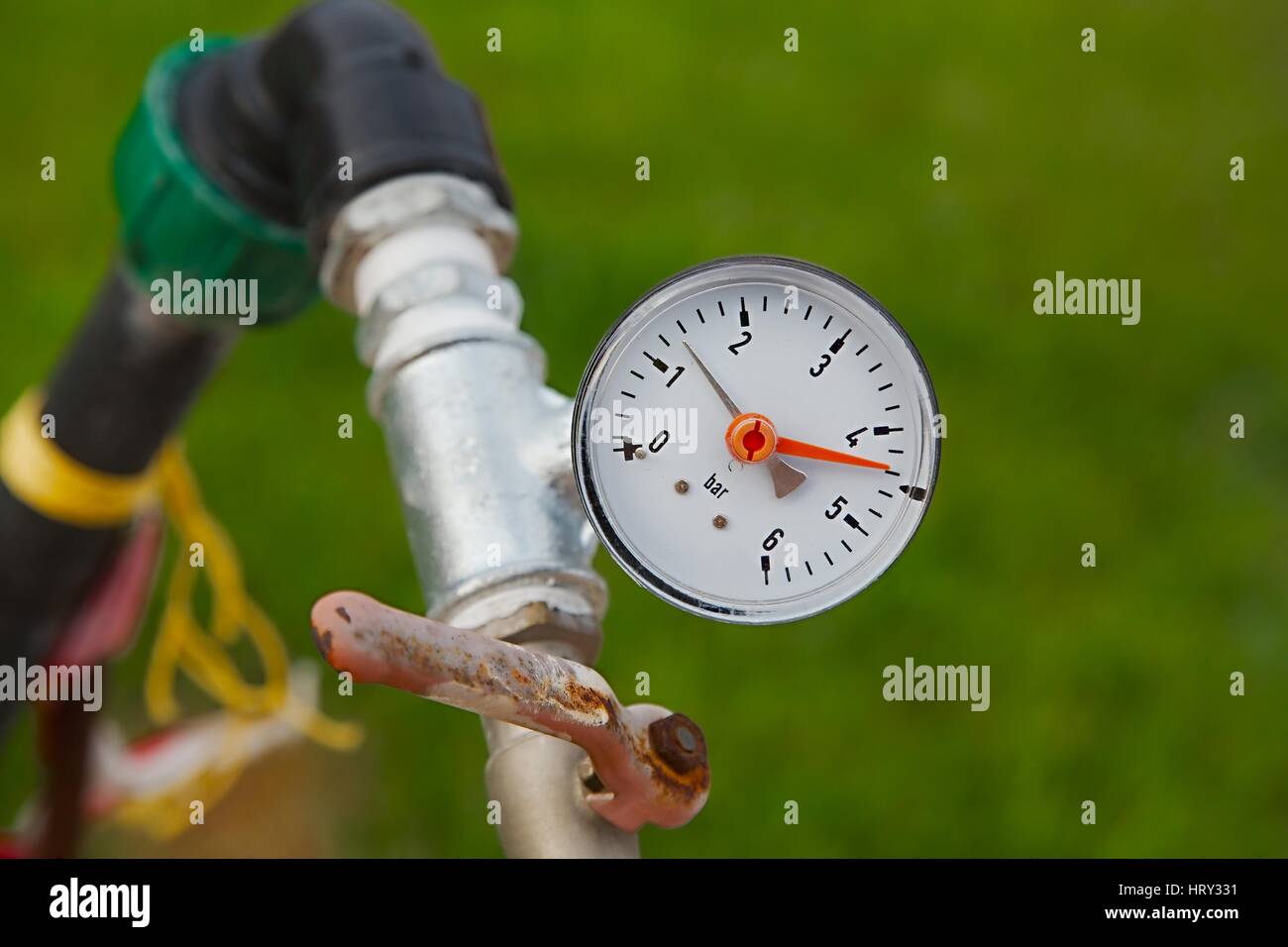 Manometer an Rohren Stockfoto