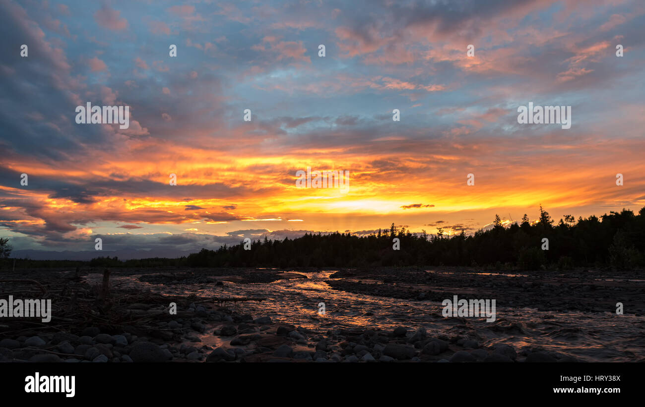 Schöner Sonnenuntergang am Fluss Studenaya. Kamtschatka-Halbinsel. Stockfoto