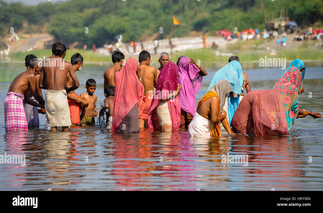 Bhil Menschen versammeln sich in den Gewässern während Baneshwar Mela Stockfoto