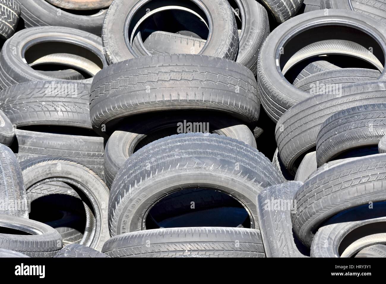 Berg von gebrauchten Autoreifen Stockfoto