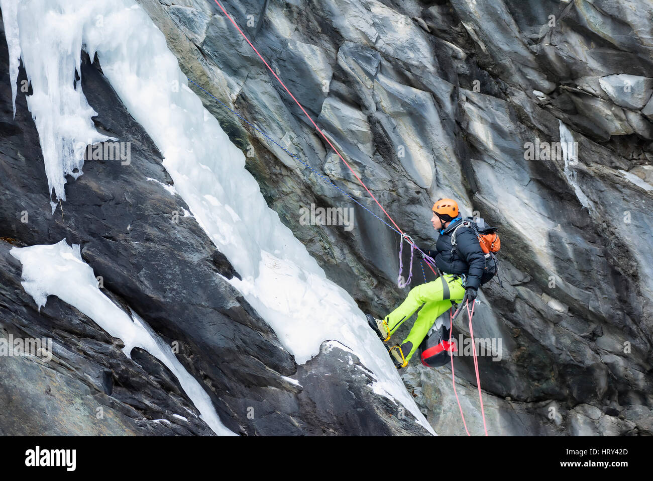 Alpinist Klettern Fels im winter Stockfoto