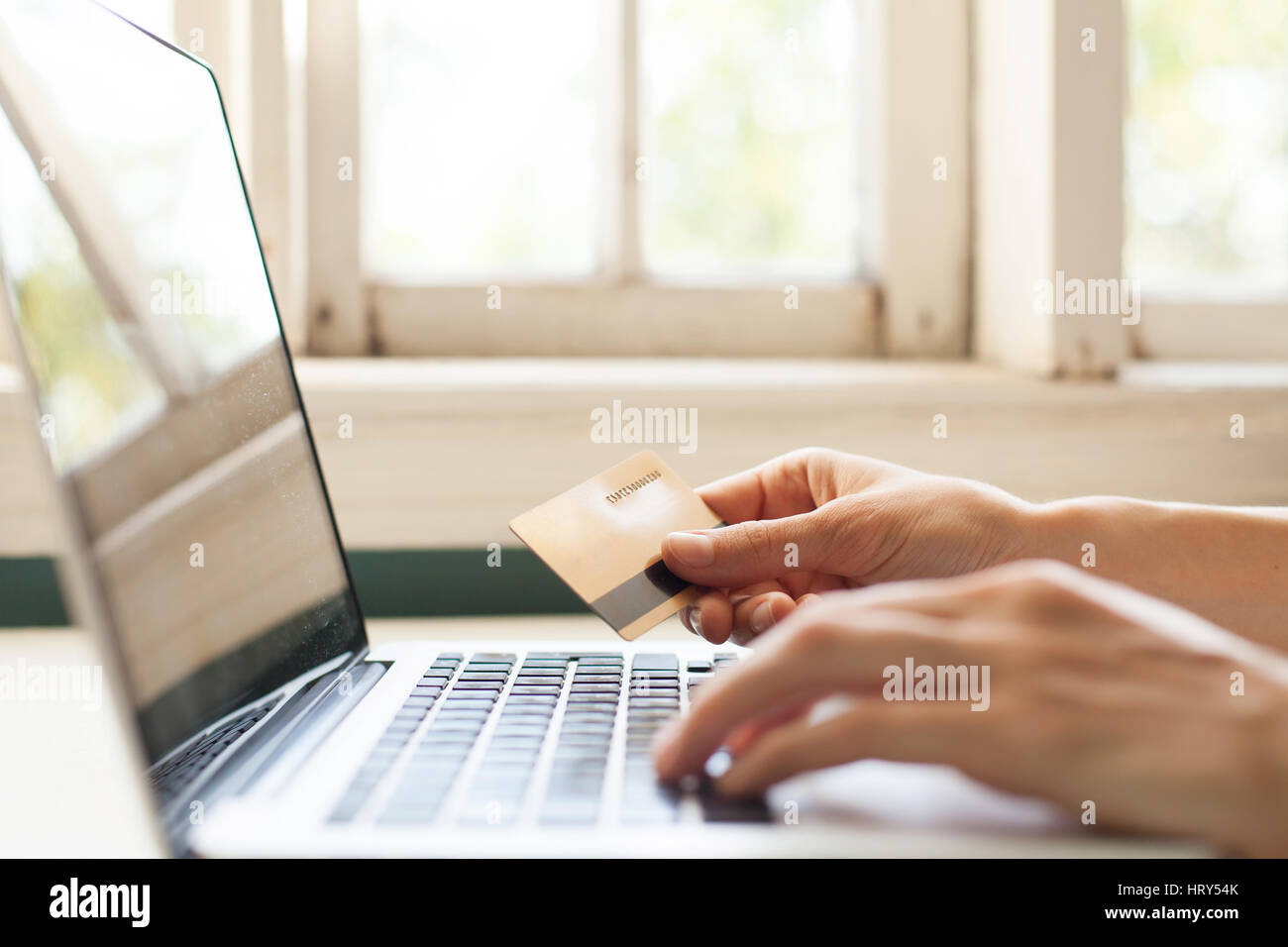 bezahlen Sie mit Karte online, Einkaufen im Internet-Konzept Stockfoto