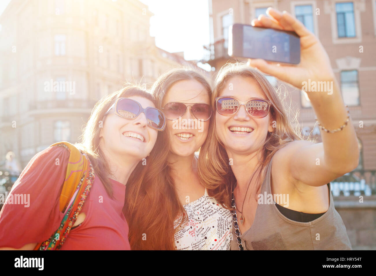 Touristen in der Europäischen Stadt, Reisen in Europa, einer Gruppe von Freunden, die gerne Foto selfy Stockfoto