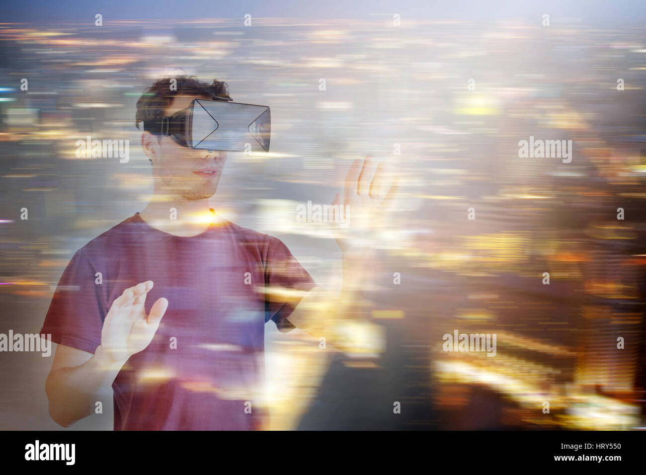 Doppelbelichtung Mann in virtual-Reality-Kopfhörer-Brille Stockfoto