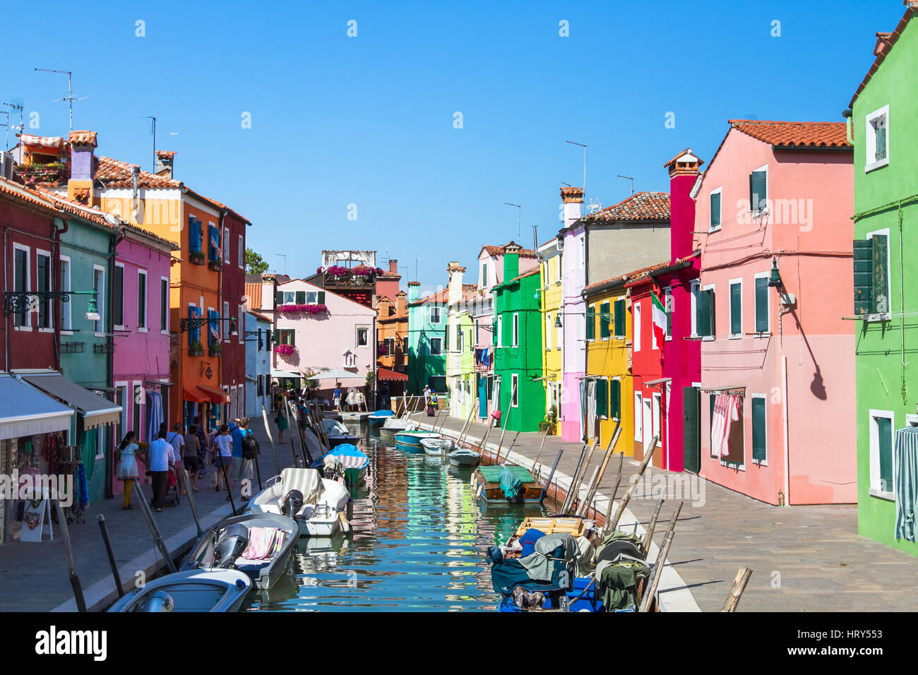Bunte Straße der Insel Burano, Kanal in Venedig, bunte Häuser in Italien Stockfoto