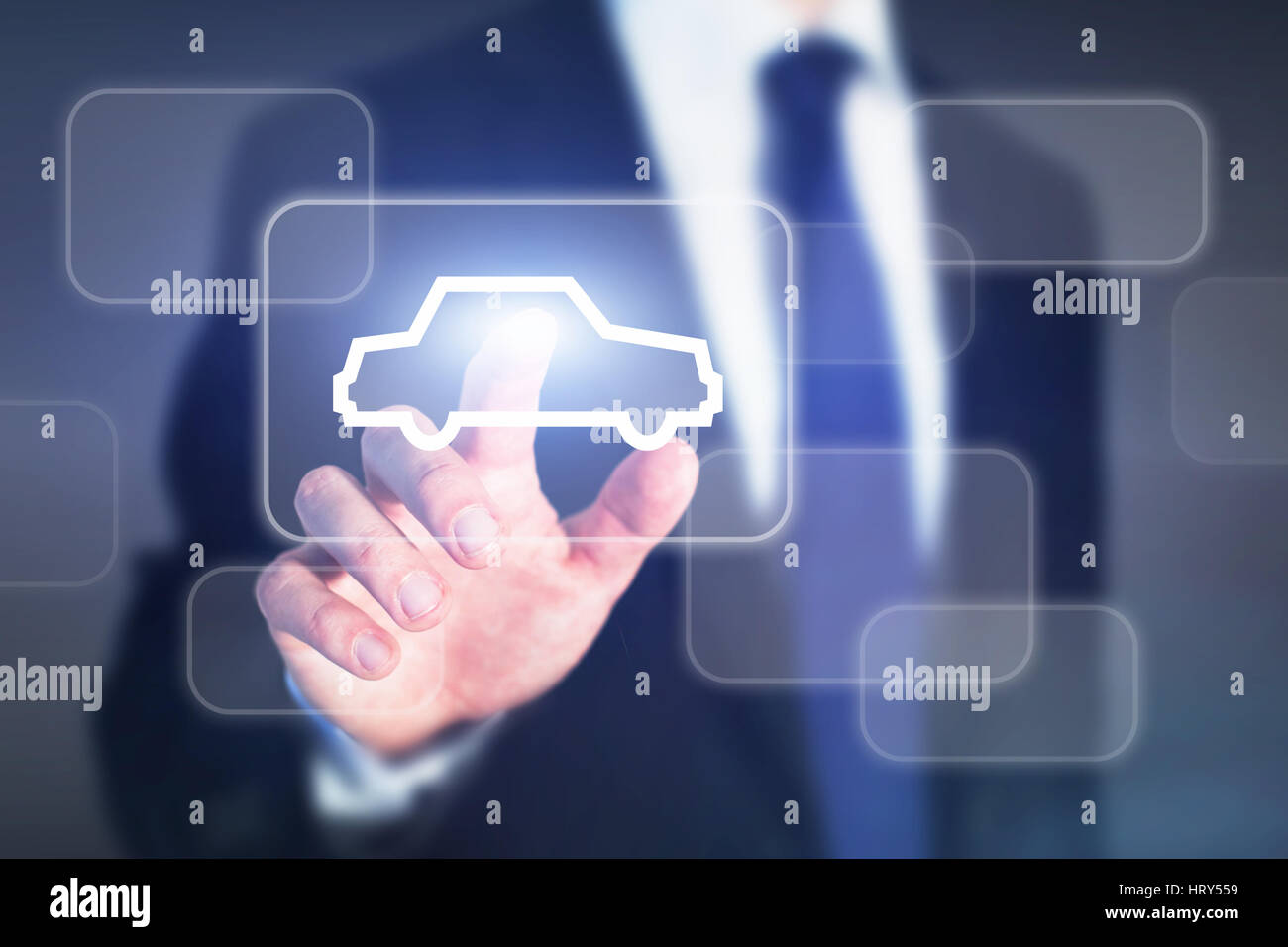 Auswahl Auto online Konzept, Geschäftsmann Druck auf den Knopf an der virtuellen Bildschirm zu kaufen oder zu mieten Stockfoto