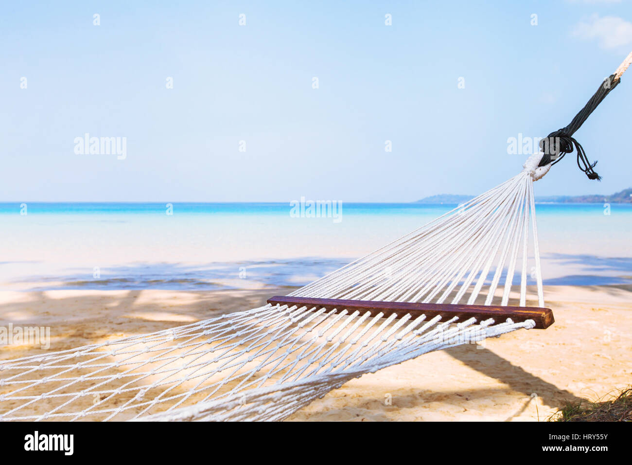 Strandurlaub, Tourismus Konzept Hintergrund, leere Hängematte im Hotel auf Paradise island Stockfoto